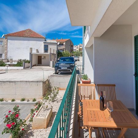 Beachfront Apartments Villa Sisa Primosten Exterior photo