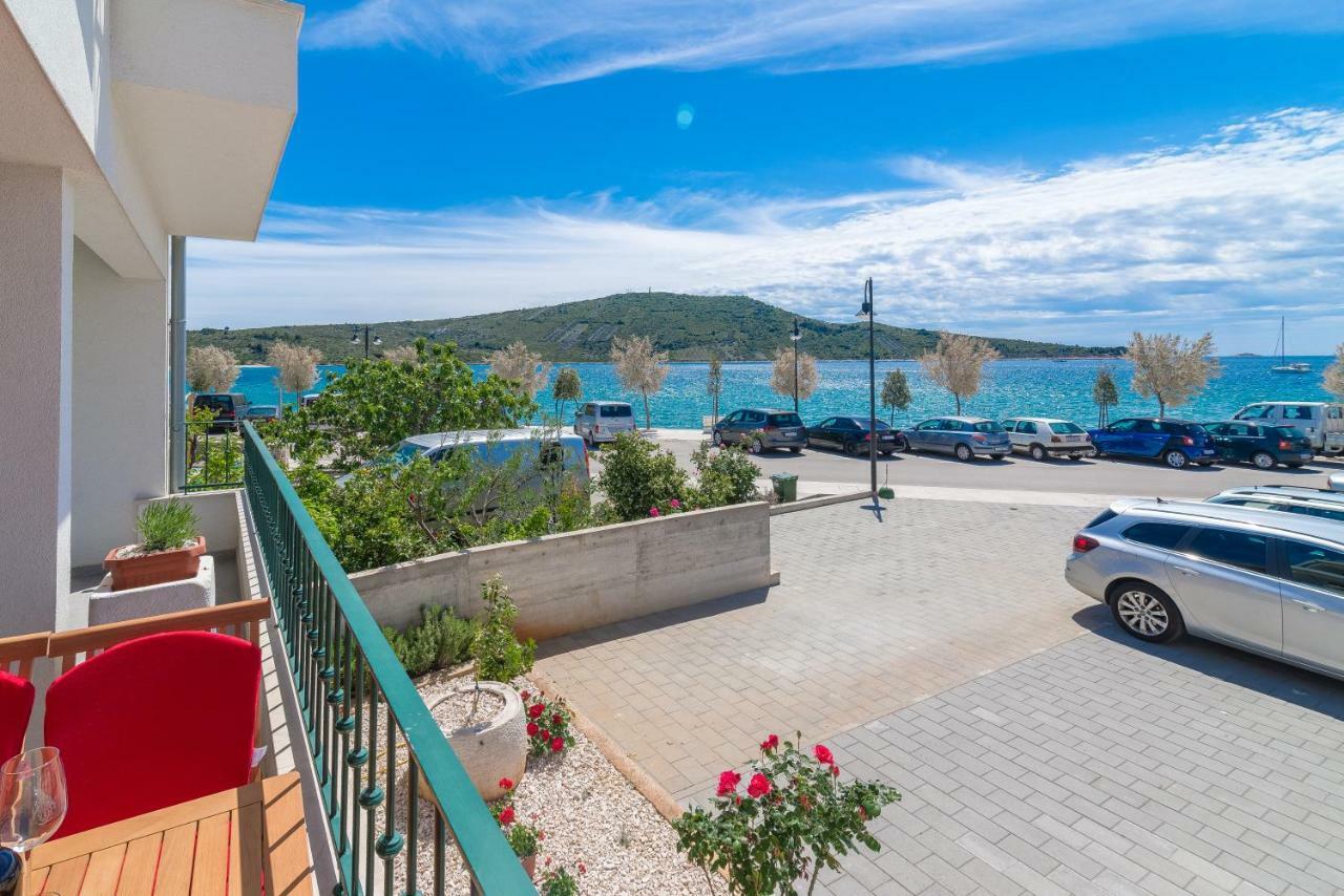 Beachfront Apartments Villa Sisa Primosten Exterior photo